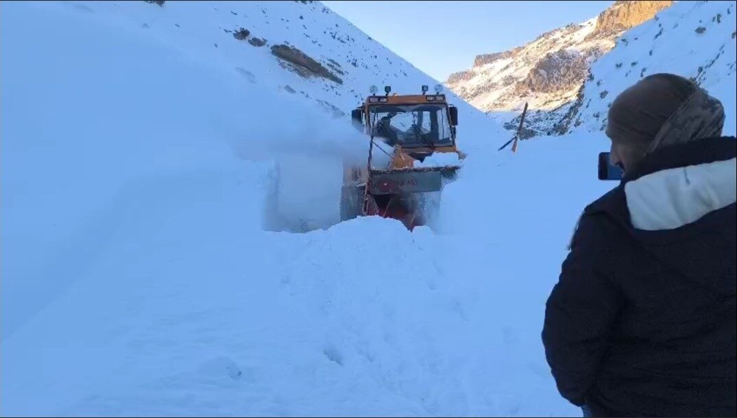 Van’ın Başkale ilçesinde çığ düşmesi sonucu kapanan yol, ekiplerin çalışmasıyla
