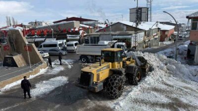 Van’ın Başkale ilçesinde kar yağışının etkisini kaybetmesinin ardından temizlik çalışması