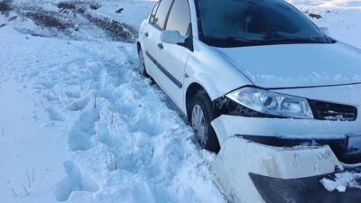 Van’ın Başkale ilçesinde otomobil buzlanma etkisiyle kontrolden çıkıp şarampole düştü.