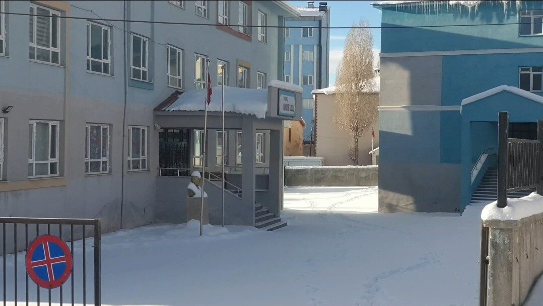 Van’ın Başkale ilçesinde olumsuz hava şartları, don ve buzlanma nedeniyle