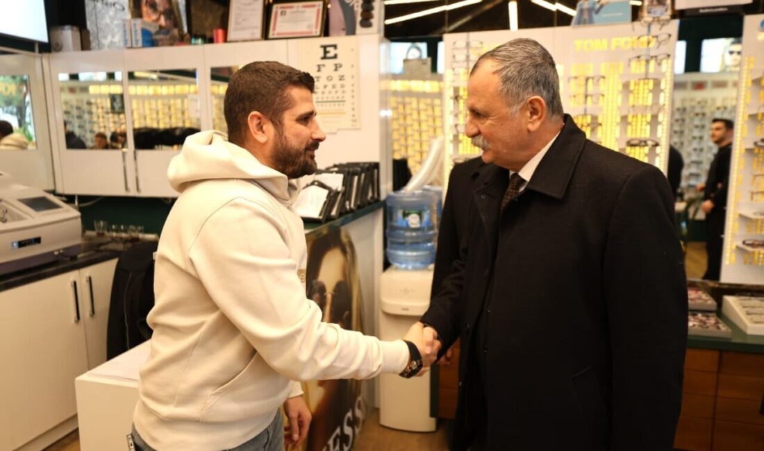 Esnaf ziyaretlerine ara vermeden devam eden Yunusemre Belediye Başkanı Semih