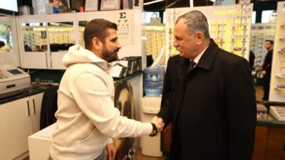 Esnaf ziyaretlerine ara vermeden devam eden Yunusemre Belediye Başkanı Semih