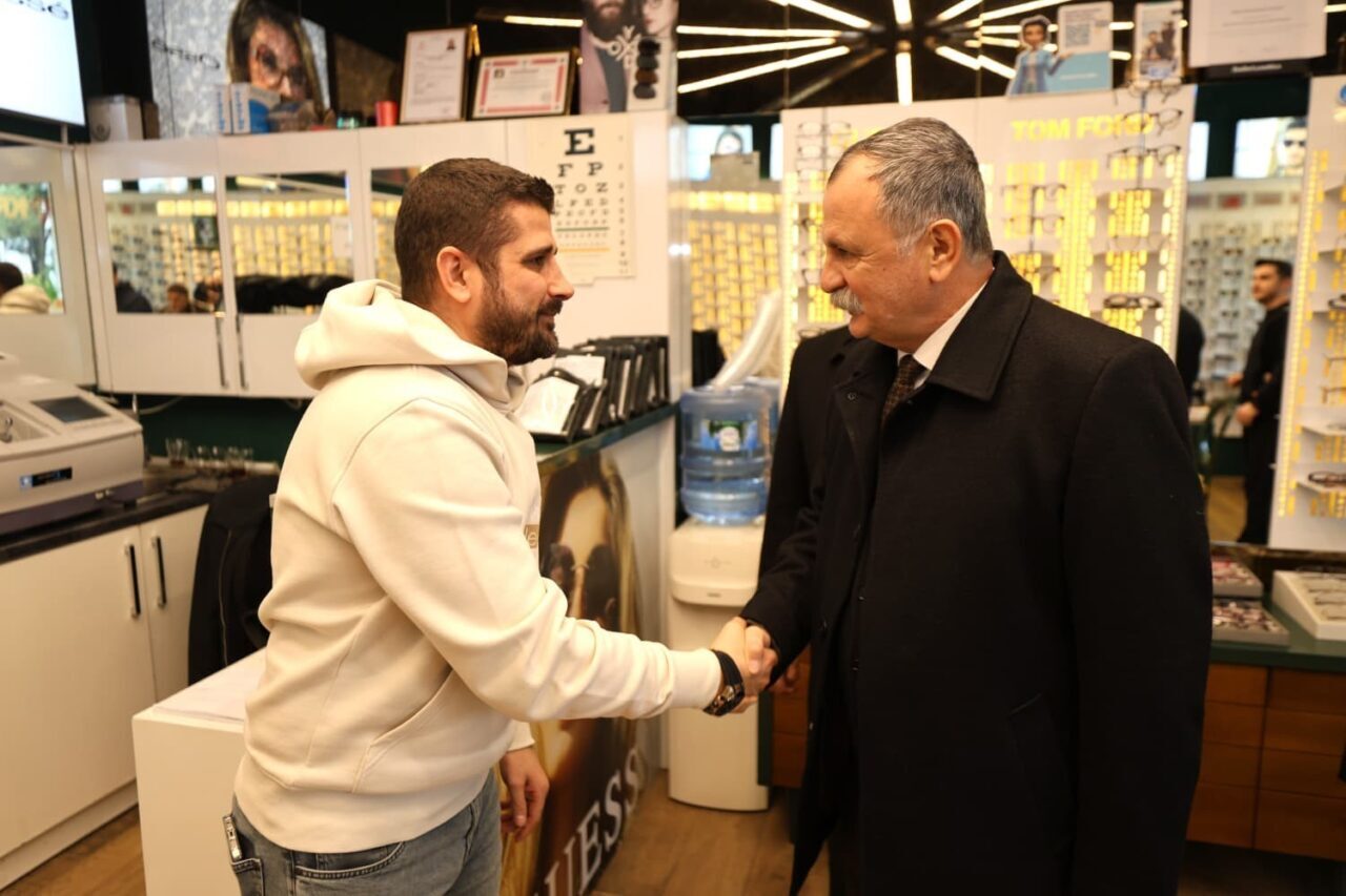 Esnaf ziyaretlerine ara vermeden devam eden Yunusemre Belediye Başkanı Semih