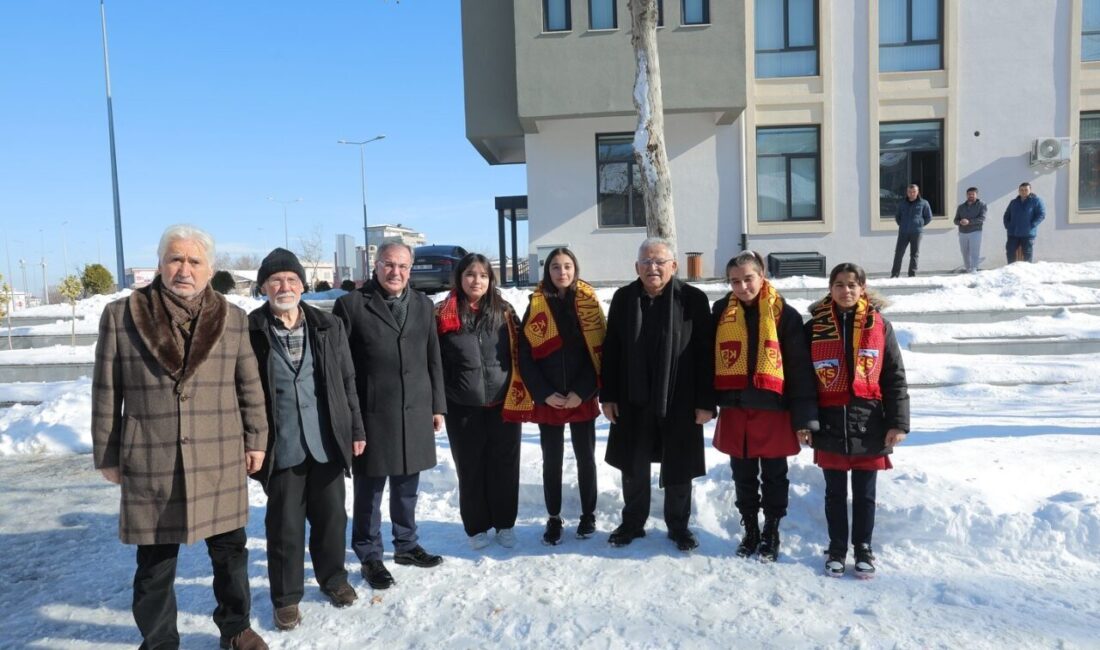 Kayseri Büyükşehir Belediye Başkanı Dr. Memduh Büyükkılıç, Hacılar ilçesinde vatandaşlarla