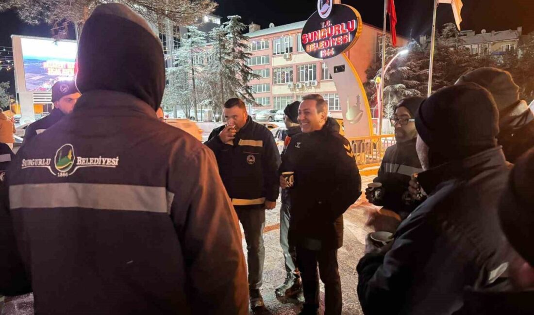 Sungurlu Belediye Başkanı Muhsin Dere, karla mücadele eden personele kahve
