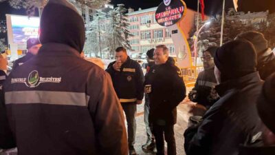 Sungurlu Belediye Başkanı Muhsin Dere, karla mücadele eden personele kahve