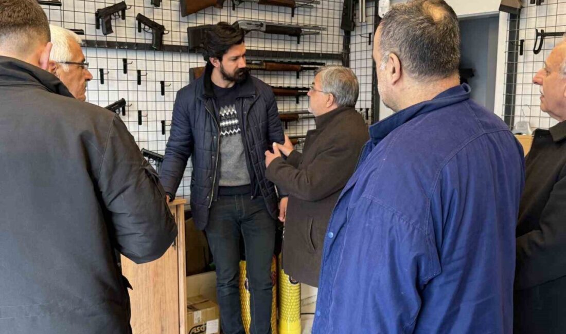 AK Parti Adıyaman İl Başkanı Ekrem Çadır, esnaflarla bir araya