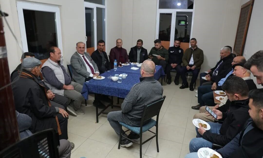 İncirliova Belediye Başkanı Aytekin Kaya, İkizdere Mahallesi’nde kahvehanede vatandaşlarla buluşarak