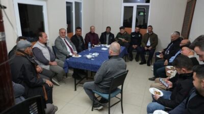 İncirliova Belediye Başkanı Aytekin Kaya, İkizdere Mahallesi’nde kahvehanede vatandaşlarla buluşarak