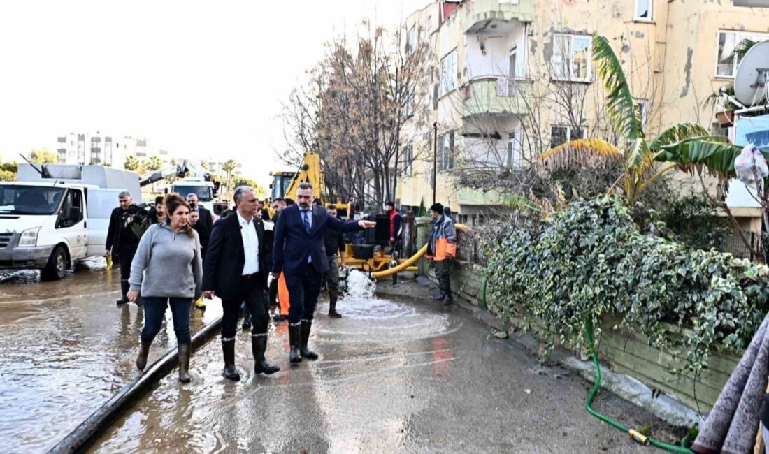Antalya’nın Muratpaşa ilçesine bağlı Ermenek Mahallesi’nde etkili olan şiddetli yağışlar,