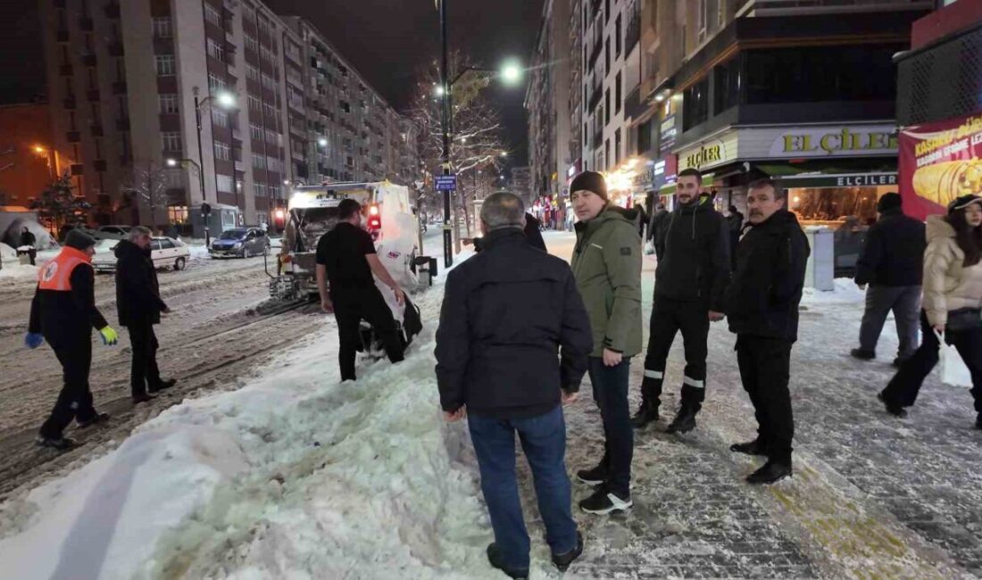 Sivas Belediye Başkanı Adem Uzun, kapanan yolda otobüs bekleyen yolcuları