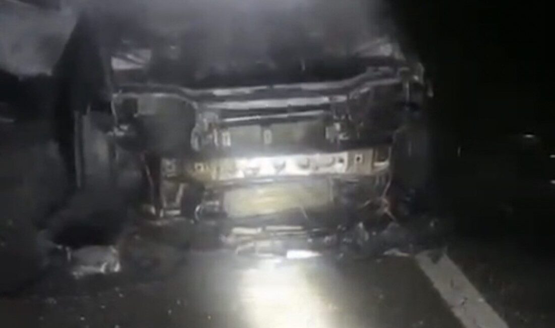 Batman-Diyarbakır karayolunda seyir halindeyken alev alan bir araç, itfaiye ekiplerinin