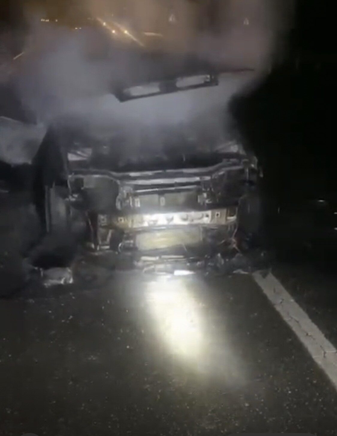 Batman-Diyarbakır karayolunda seyir halindeyken alev alan bir araç, itfaiye ekiplerinin