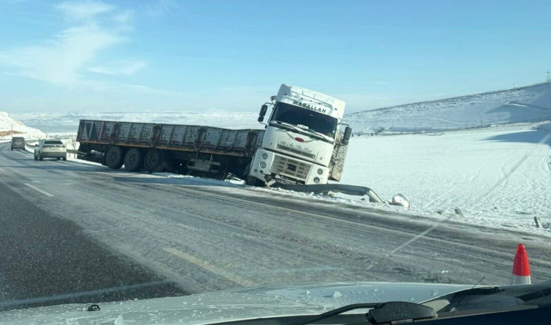 Batman-Hasankeyf kara yolunda öğle saatlerinde meydana gelen zincirleme trafik kazasında