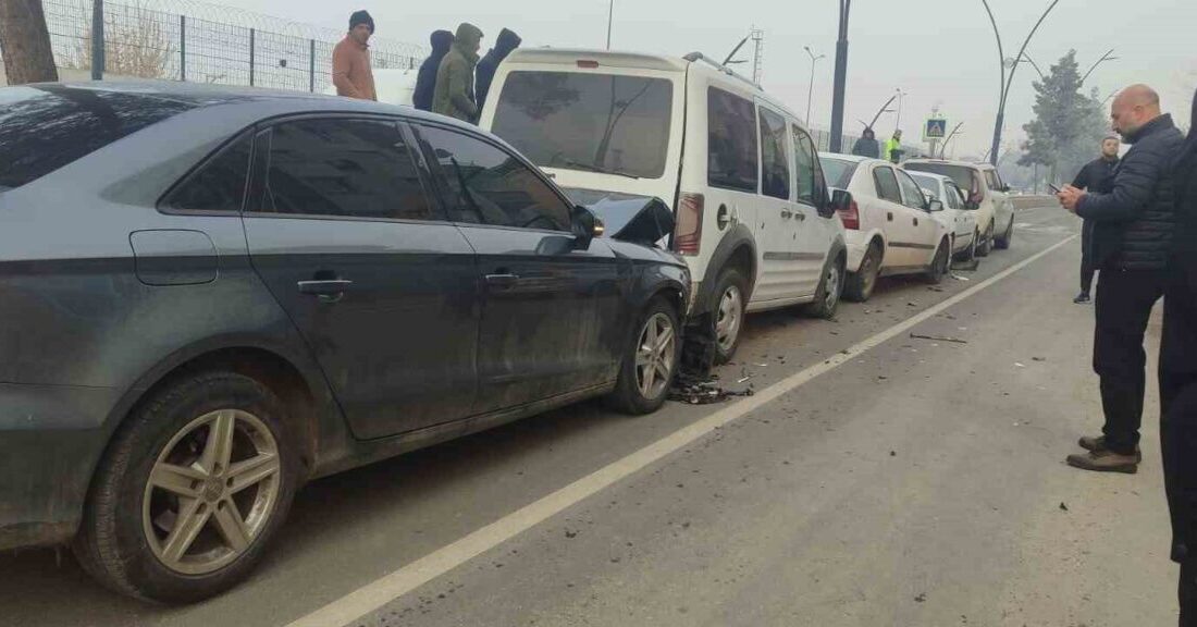 Batman’da 5 aracın karıştığı zincirleme kazada maddi hasar oluştu. Edinilen