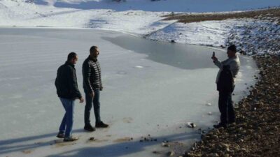 Batman’ın Gercüş ilçesindeki Kırkat Göleti’nin tamamen donmasıyla vatandaşlar fotoğraf çekti.