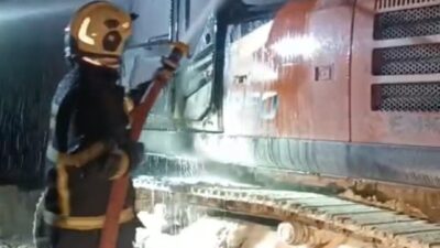 Batman’da bir iş makinesi henüz bilinmeyen bir nedenle alev aldı.