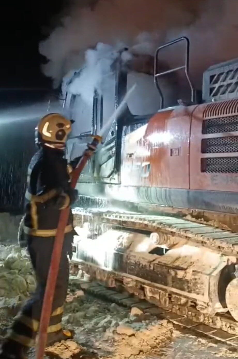 Batman’da bir iş makinesi henüz bilinmeyen bir nedenle alev aldı.