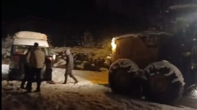 Batman’ın Sason ilçesinde yoğun kar yağışı nedeniyle köy yolunda mahsur