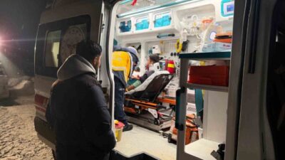 Batman’ın Sason ilçesinde kar yağışı nedeniyle yolu kapanan Balbaşı köyünde