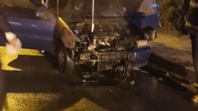 Batman’da park halinde bulunan bir otomobil, bilinmeyen bir nedenle yanarak