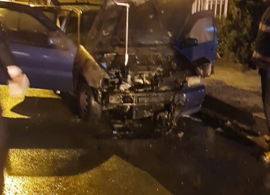 Batman’da park halinde bulunan bir otomobil, bilinmeyen bir nedenle yanarak