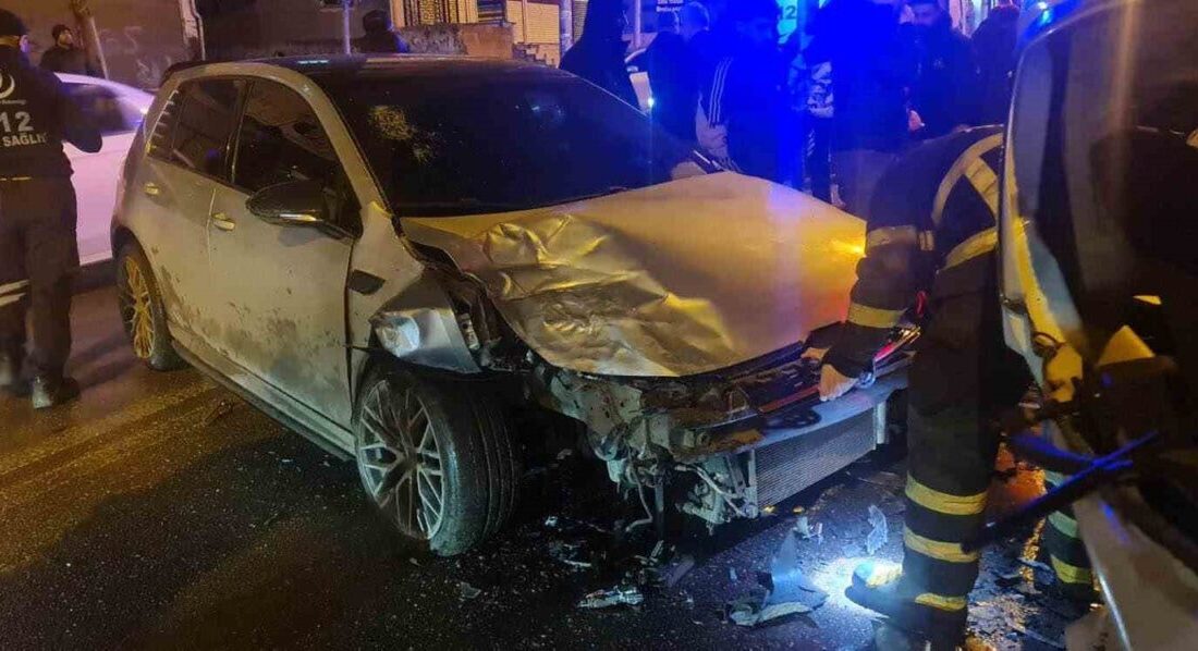 Batman’da seyir halindeki bir otomobilin park halindeki araçlara çarpması sonucu