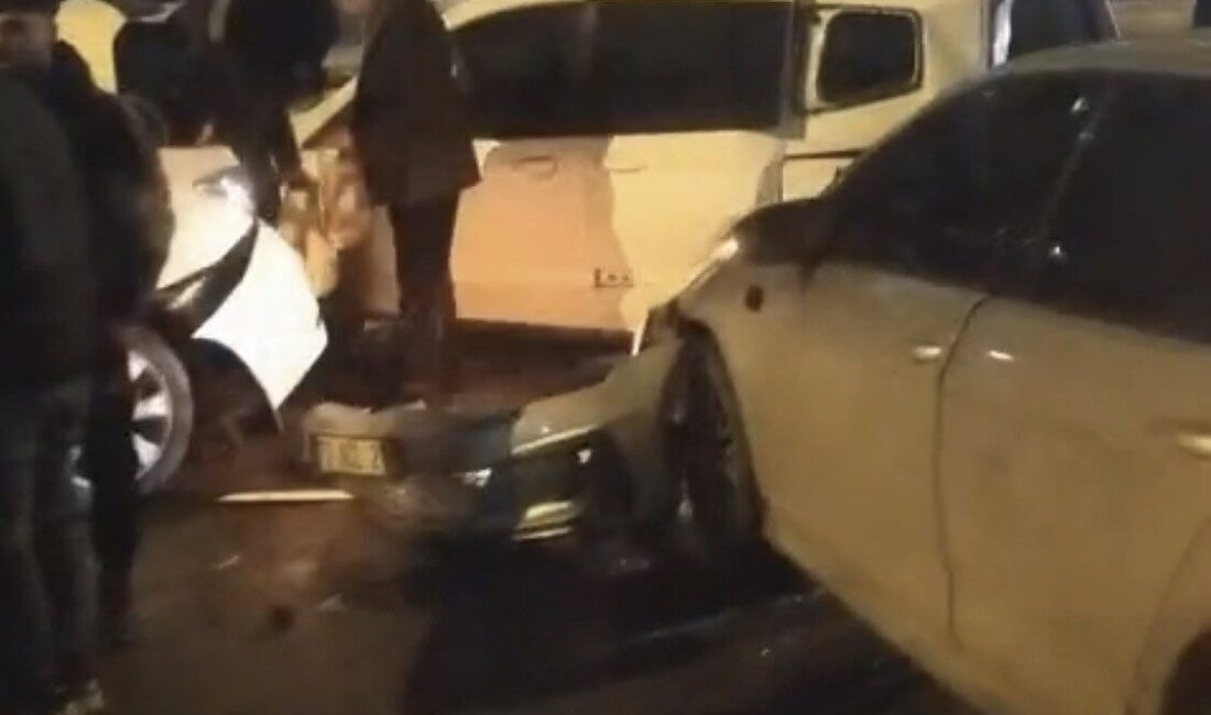 Batman’da seyir halindeki bir otomobilin park halindeki araçlara çarpması sonucu