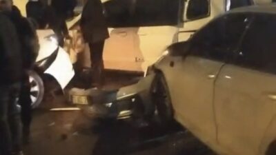 Batman’da seyir halindeki bir otomobilin park halindeki araçlara çarpması sonucu
