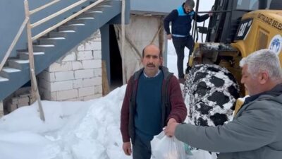 Etkili olan kar yağışı ile birlikte Battalgazi Belediyesi yol açma