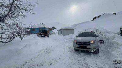 Battalgazi Belediyesi karla mücadelesine devam ederken ilçe halkının yardımına da