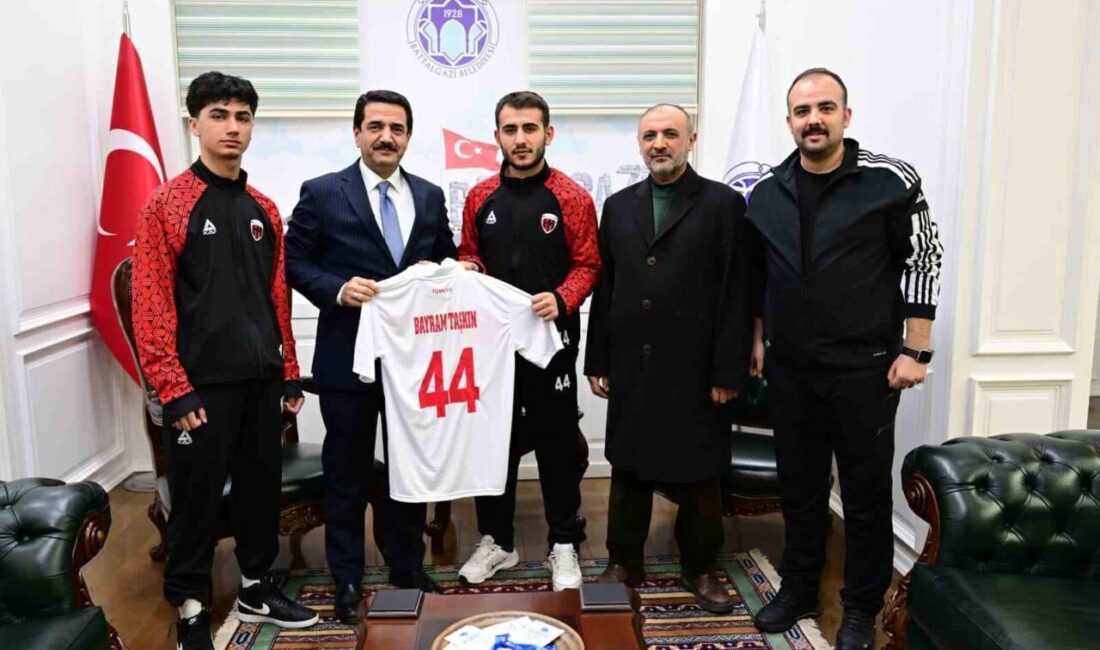 Battalgazi Belediyespor’da forma giyen ve milli takımlara seçilen futsal sporcuları