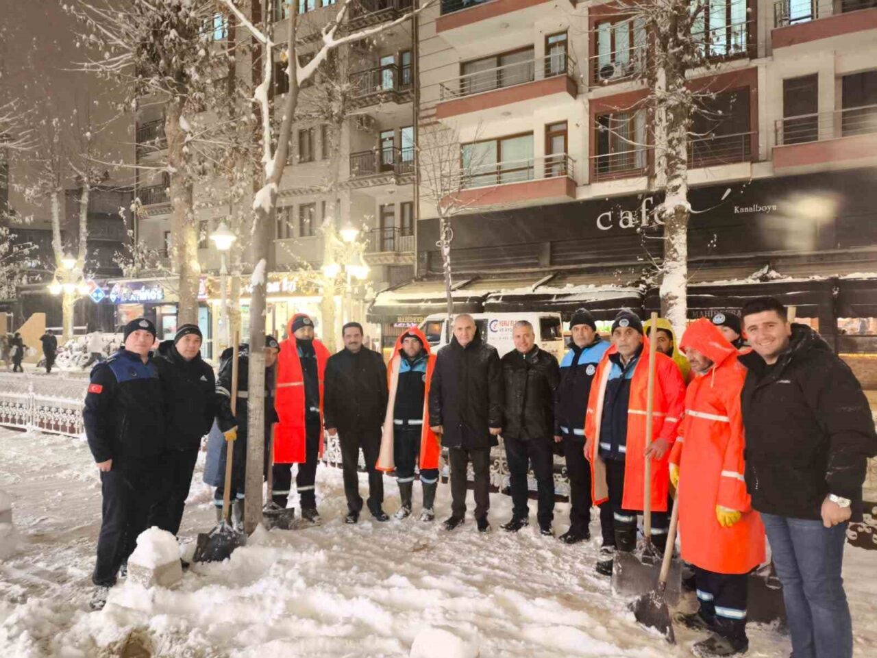 Battalgazi Belediyesi ekipleri, kar yağışıyla birlikte ilçe genelinde gece boyunca