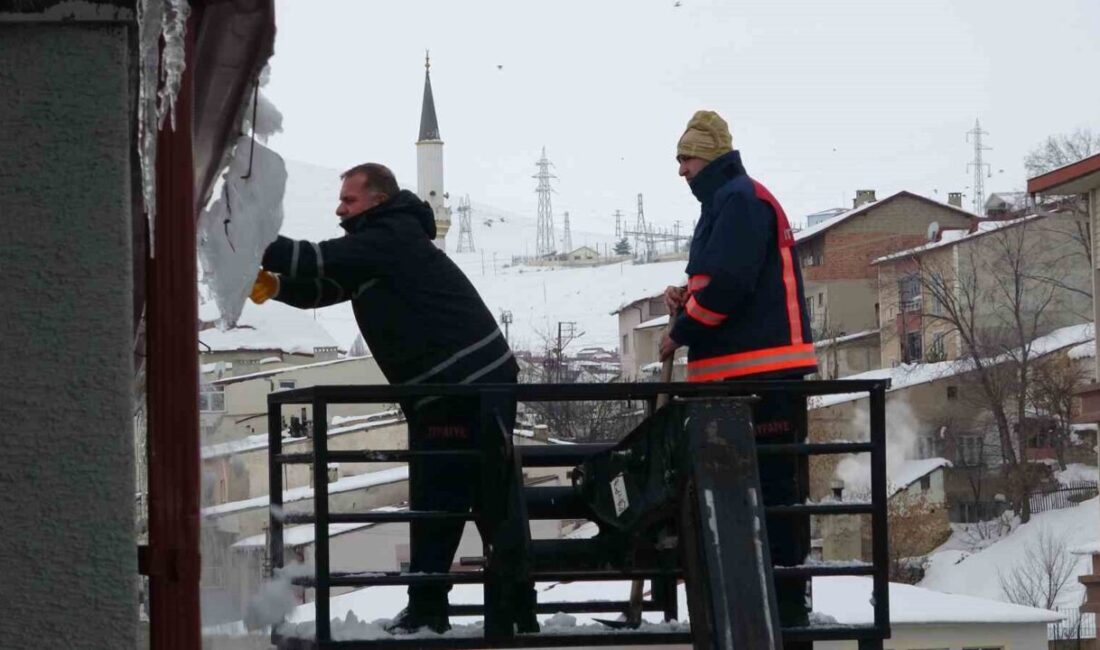 Bayburt’ta hava sıcaklıklarının artmasıyla birlikte binaların çatılarında biriken kar ve