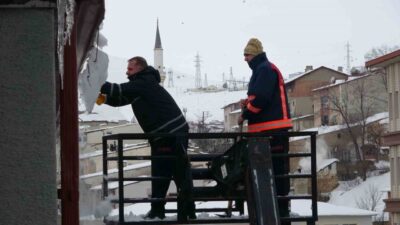Bayburt’ta hava sıcaklıklarının artmasıyla birlikte binaların çatılarında biriken kar ve