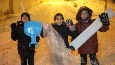 Bayburt’ta yoğun kar yağışı nedeniyle okulların tatil edilmesini fırsat bilen