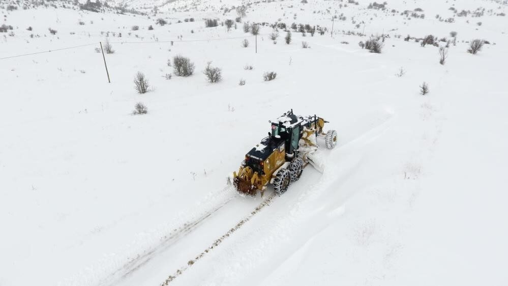 Bayburt’ta etkili olan kar yağışı ve tipi nedeniyle ulaşıma kapanan