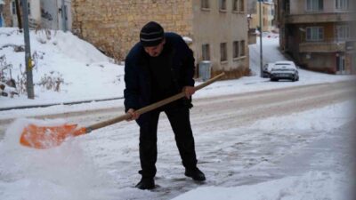 Bayburt’ta kar yağışı aralıklarla etkisini sürdürürken, soğuk hava günlük yaşamı