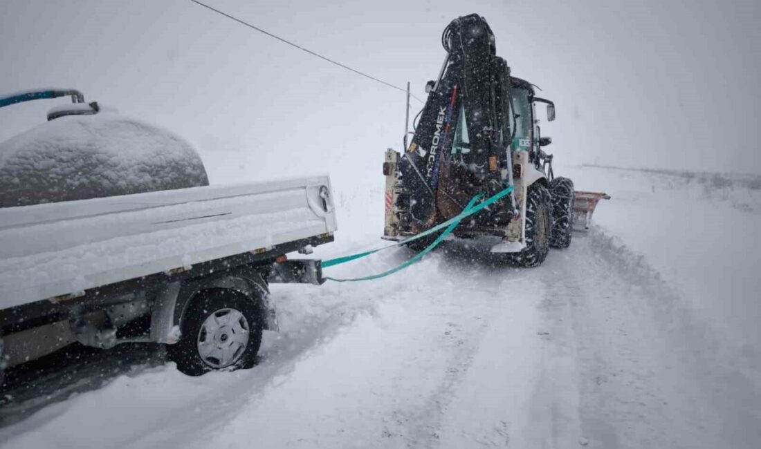 Bayburt İl Özel İdaresi ekipleri, kış mevsiminin etkisini artırdığı bu