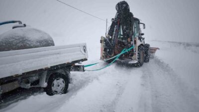 Bayburt İl Özel İdaresi ekipleri, kış mevsiminin etkisini artırdığı bu