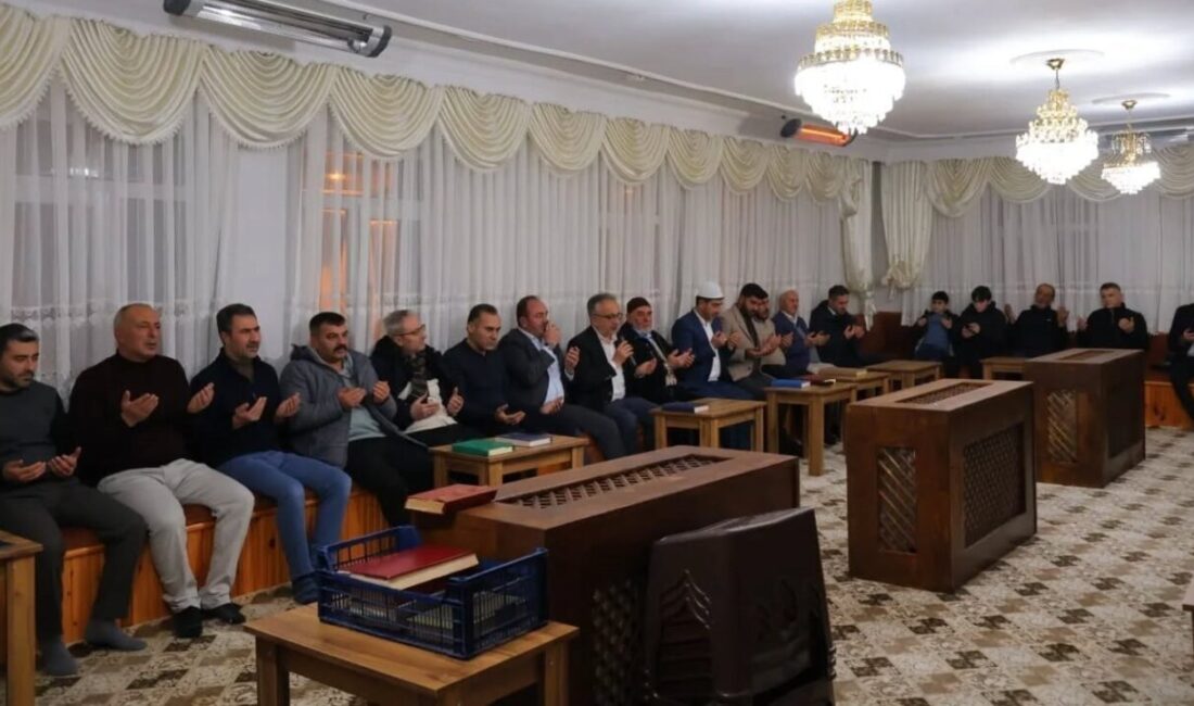 Bayburt’un Taht köyünde köy halkının katılımıyla mukabele programı gerçekleştirildi. Cami