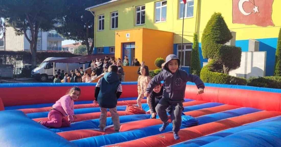 İzmir’in Bayındır ilçesindeki Fatih İlkokulu, kendi okulunda öğrenim gören öğrenciler