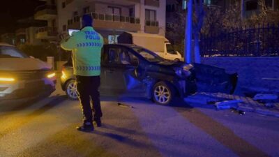 İzmir’in Bayındır ilçesinde iki otomobilin çarpışması sonucu meydana gelen kazada