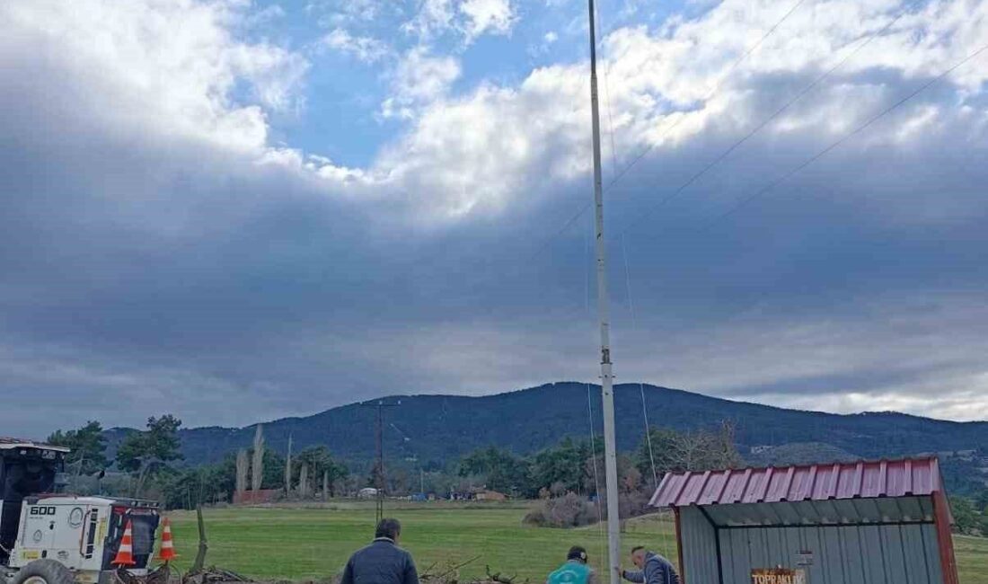 DENİZLİ (İHA) – Denizli’nin Buldan ilçesinde köyün zirvesine bayrak dikmek