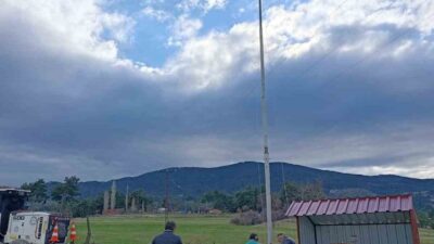 DENİZLİ (İHA) – Denizli’nin Buldan ilçesinde köyün zirvesine bayrak dikmek