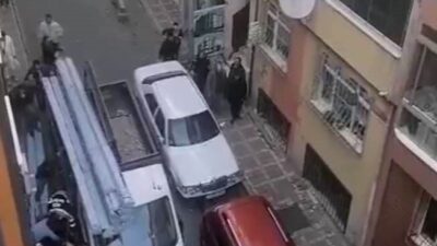 İstanbul Bayrampaşa’da iş yerinin önünde kamyonetteki malzemelerin indirildiği esnada üzerine