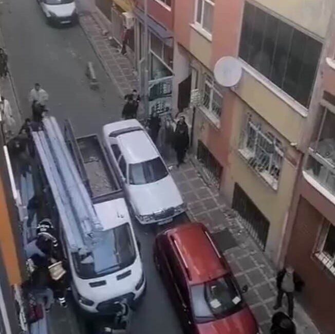 İstanbul Bayrampaşa’da iş yerinin önünde kamyonetteki malzemelerin indirildiği esnada üzerine