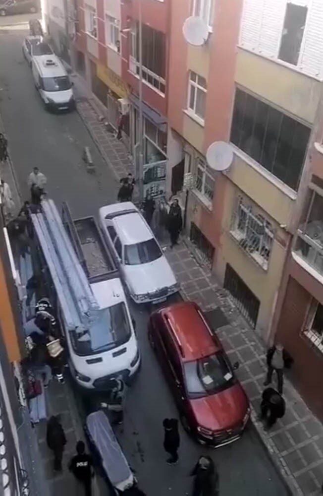İstanbul Bayrampaşa’da iş yerinin önünde kamyonetteki malzemelerin indirildiği esnada üzerine