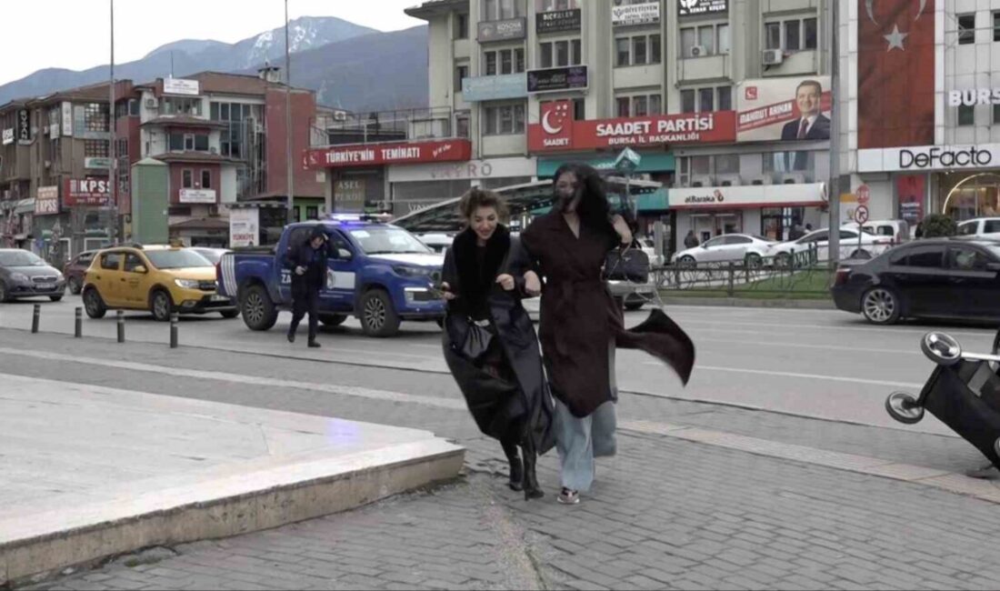 Bursa’da etkili olan şiddetli lodos, sokakta yürüyen vatandaşlara zor anlar