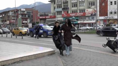 Bursa’da etkili olan şiddetli lodos, sokakta yürüyen vatandaşlara zor anlar